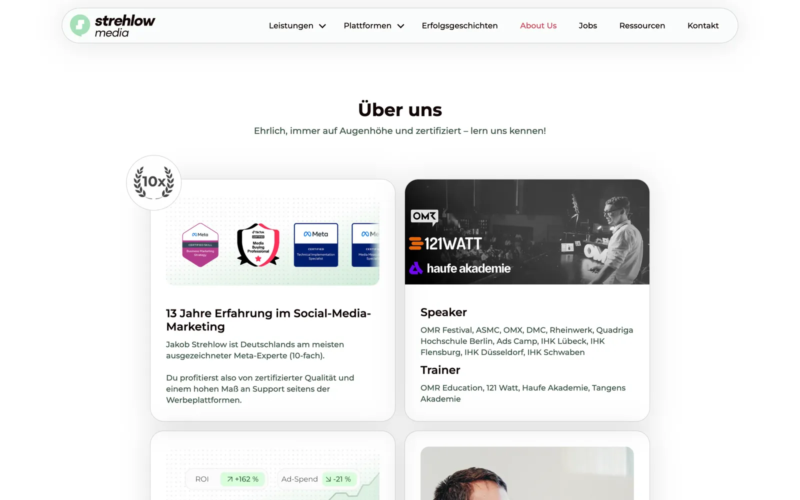Über-uns-Bereich von Strehlow Media mit Meta-Zertifikaten, OMR-Bühne und Trainer-Logos